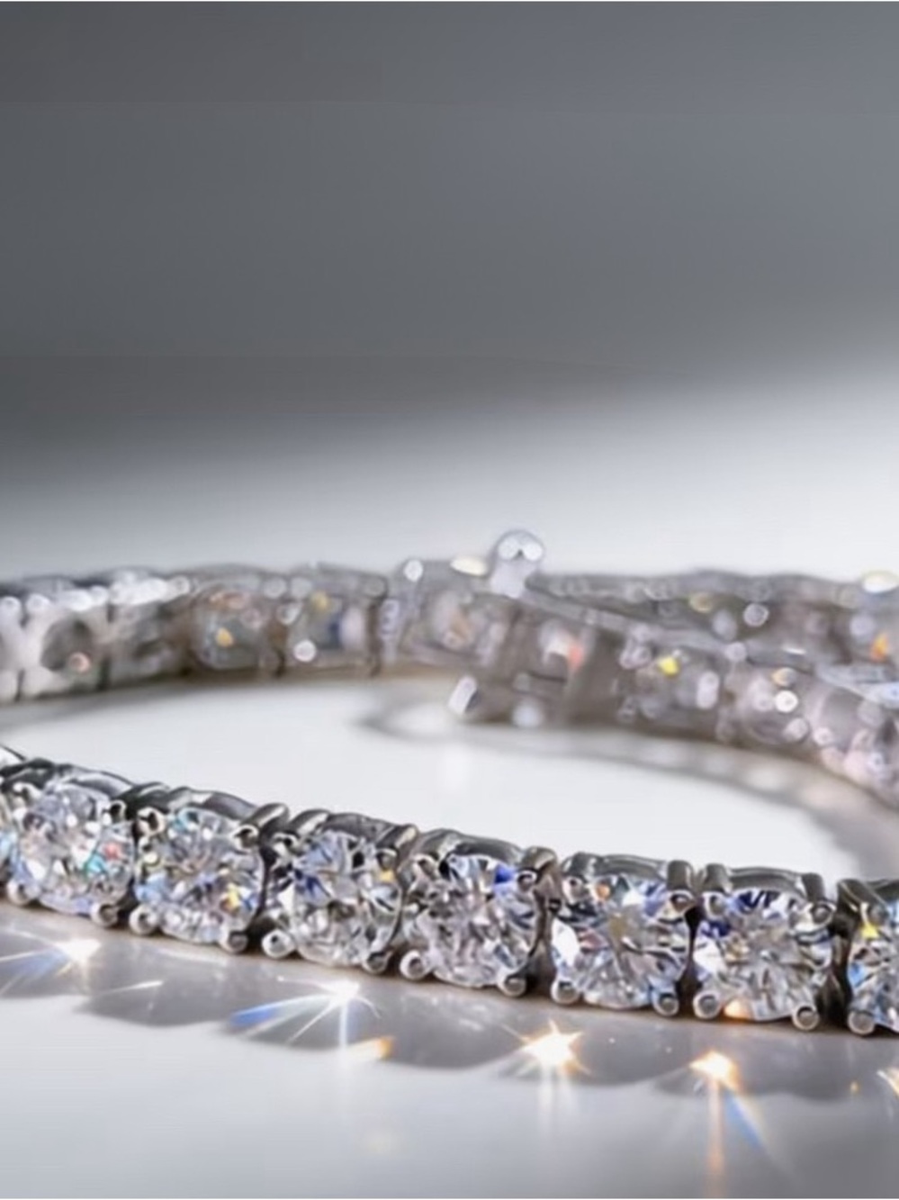 Sterling silver tennis bracelet set, 4mm wide with a row of moissanite stones - Picture 2 of 4